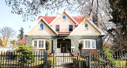 The Klamath Inn: Flexible Bed & Breakfast Retreat for Families and Groups