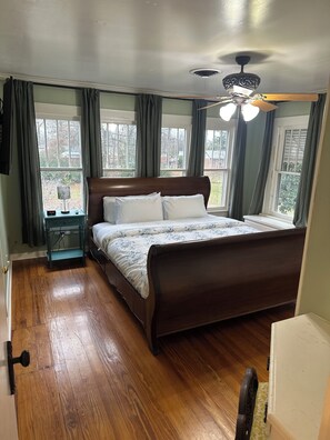 Tabla de planchar con plancha, cuna de viaje, wifi y ropa de cama 