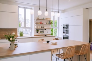 Refrigerador con freezer, microondas, placa de cocina, lavavajillas
