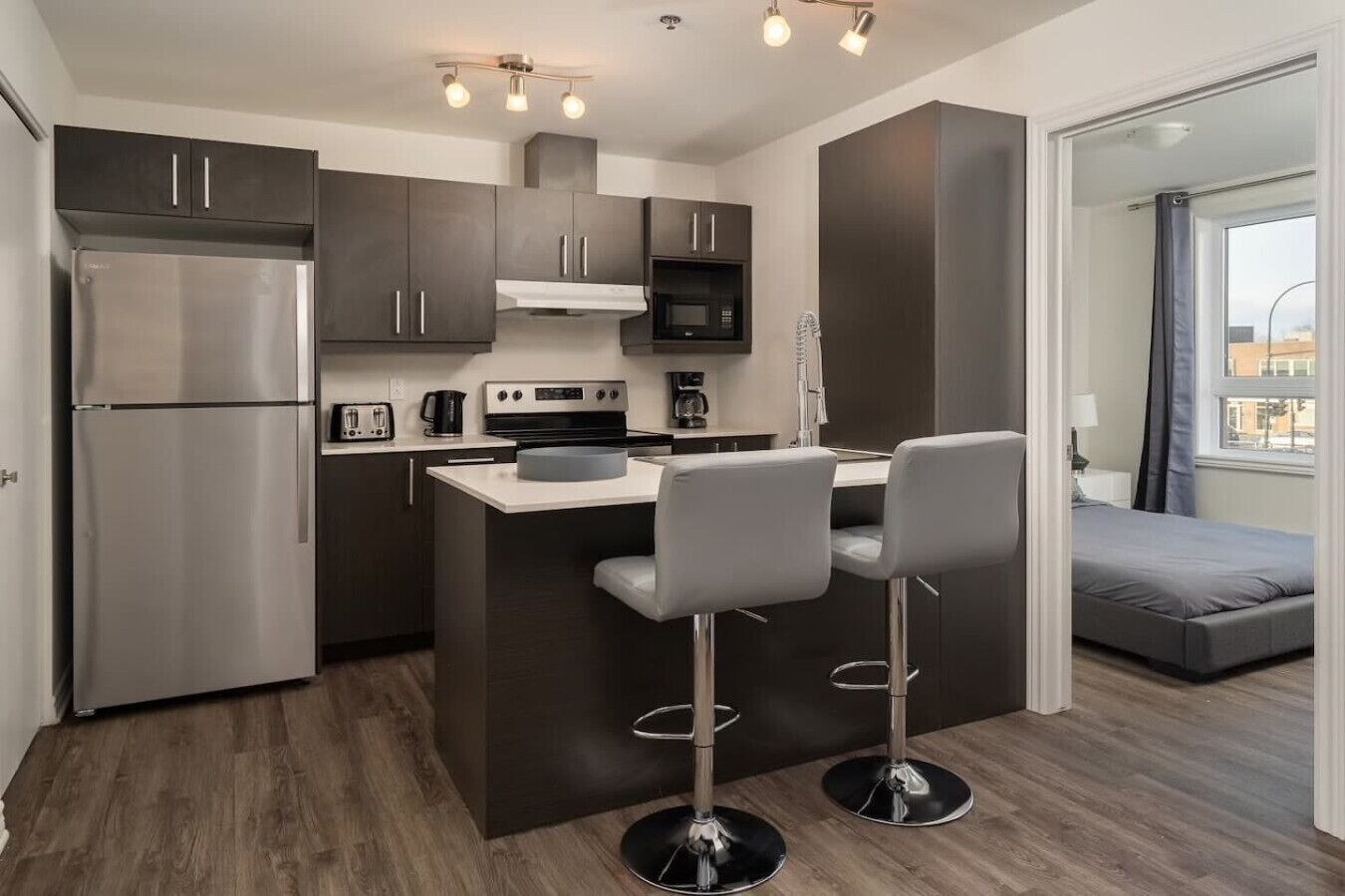 Kjøleskap, mikrobølgeovn, ovn og kokeplater