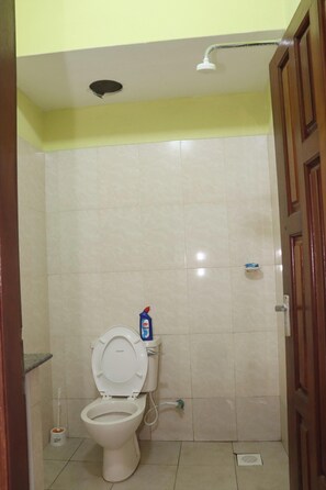 تجهيزات دش، مناشف، صابون، ورق حمّام