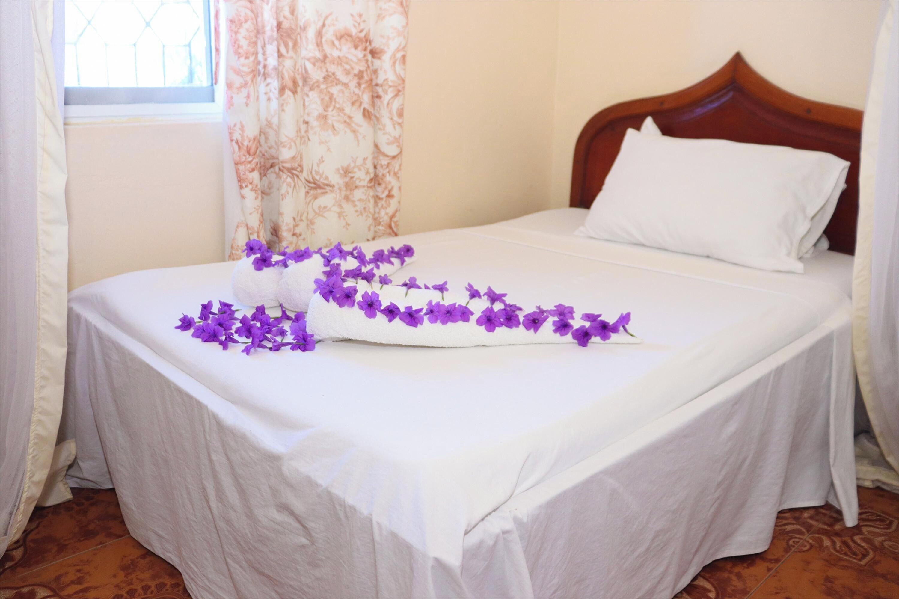 Betten mit Memory-Foam-Matratzen, Schreibtisch