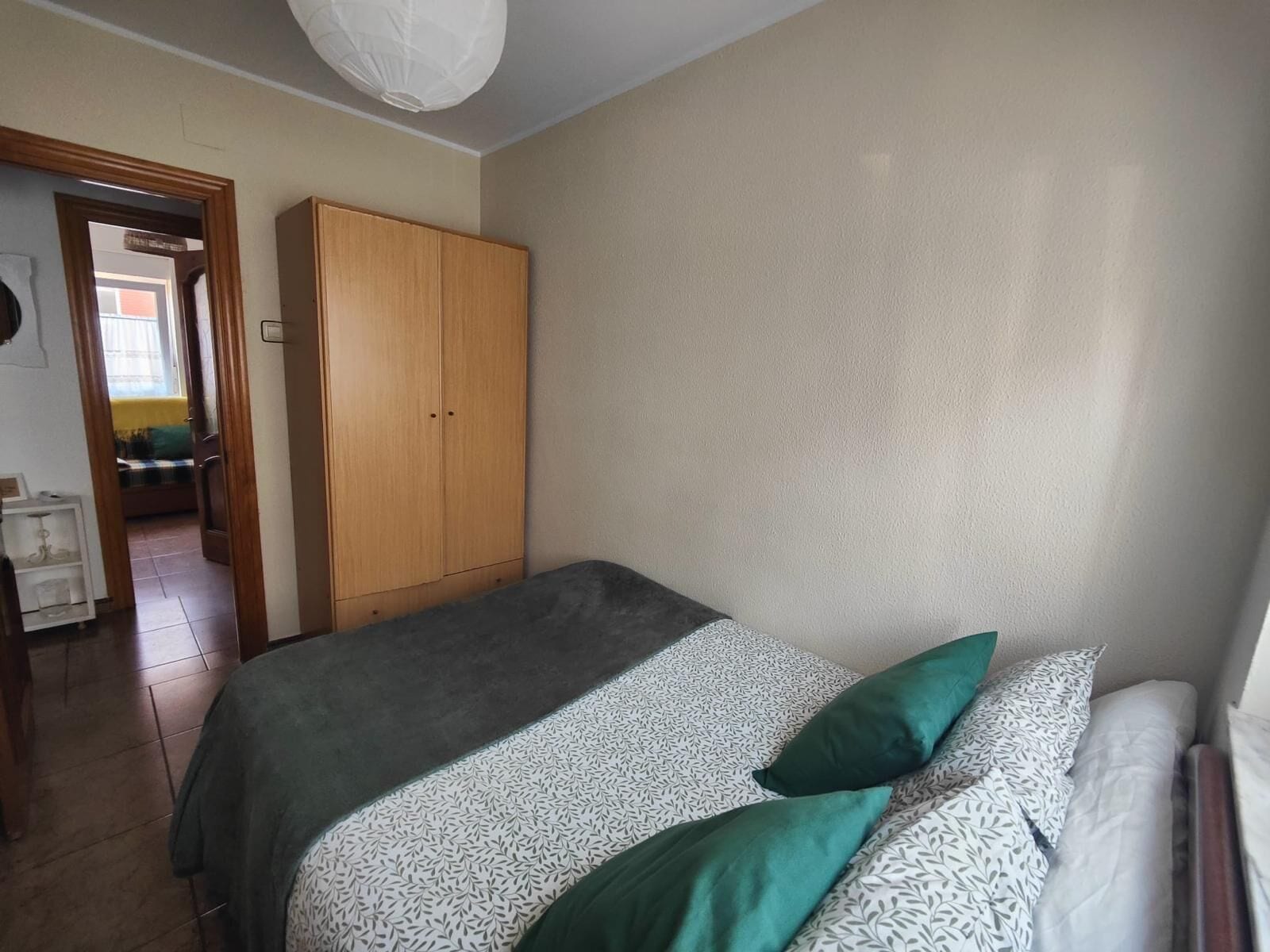 Tabla de planchar con plancha, wifi, ropa de cama