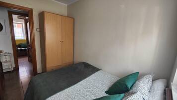 Tabla de planchar con plancha, wifi, ropa de cama