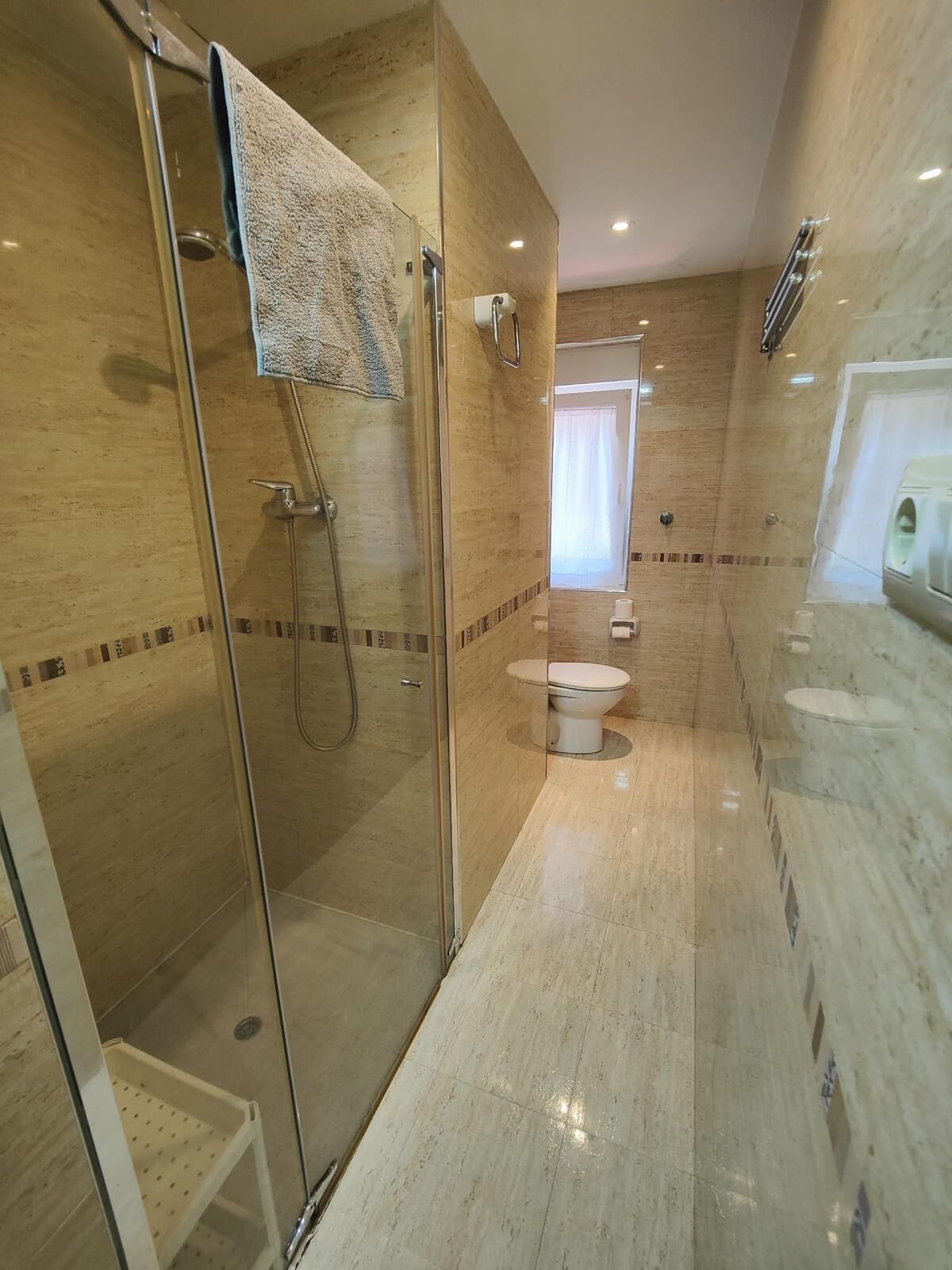 Ducha, secador de pelo, toallas y jabón