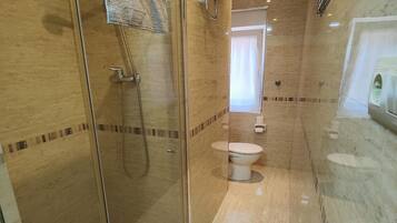 Ducha, secador de pelo, toallas y jabón