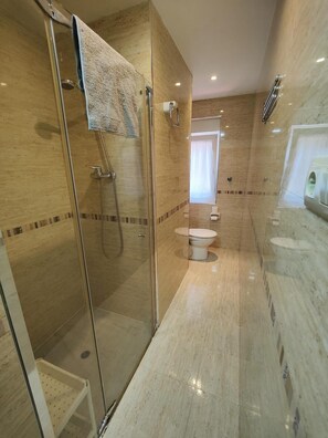 Douche, sèche-cheveux, serviettes fournies, savon