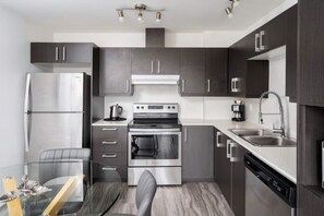 Cookware/dishes/utensils - Midtown *512* - Condo 2 bdr (Montreal)