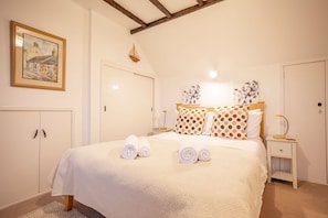 Tabla de planchar con plancha, wifi gratis y ropa de cama