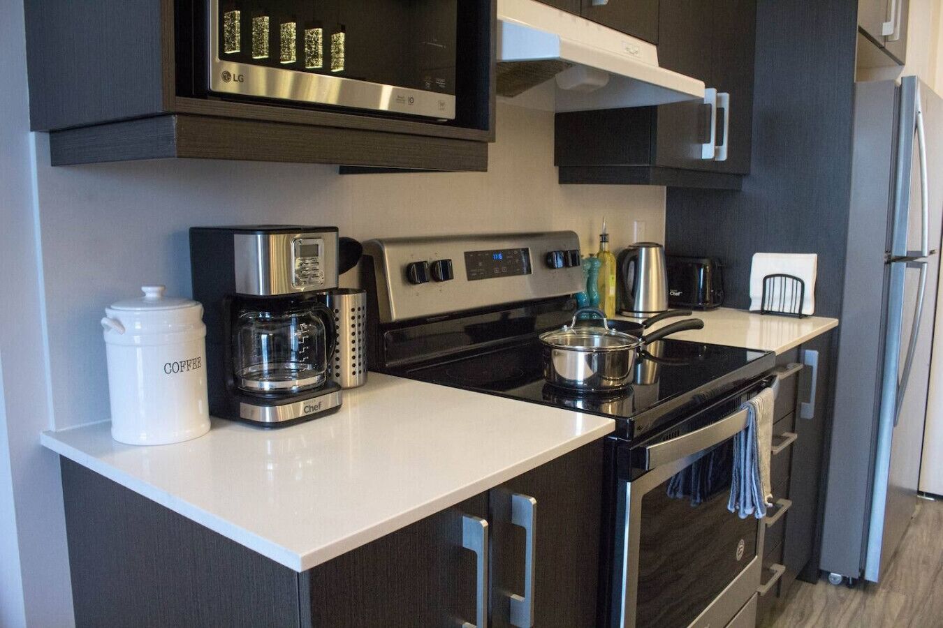 Réfrigérateur, micro-ondes, four, plaque de cuisson