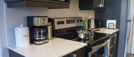 Réfrigérateur, micro-ondes, four, plaque de cuisson