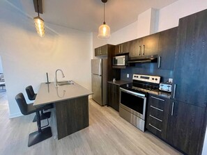 Fridge, microwave, dishwasher, toaster - Buchanan *312* - Midtown Condo Luxe 3BR + Gym (Montreal)