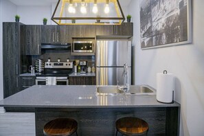 Fridge, microwave, oven, dishwasher - Buchanan *201* - Midtown Condo Luxe + Gym (Montreal)