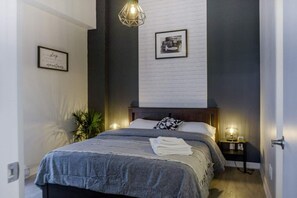 Desk, iron/ironing board, WiFi, bed sheets - Buchanan *201* - Midtown Condo Luxe + Gym (Montreal)