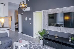 TV - Buchanan *201* - Midtown Condo Luxe + Gym (Montreal)