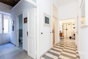 Interior - Vatican Heart 5 pax 2 bath (Roma)