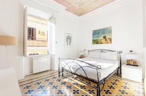 2 bedrooms, iron/ironing board, WiFi, bed sheets - Vatican Heart 5 pax 2 bath (Roma)