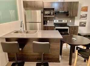 Fridge, microwave, oven, stovetop - Buchanan *305* - Luxe Loft+Gym (Montreal)