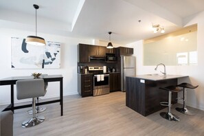Fridge, cookware/dishes/utensils - Buchanan *609* - Midtown Luxe Loft + gym (Montreal)