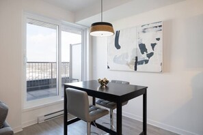 Dining - Buchanan *609* - Midtown Luxe Loft + gym (Montreal)