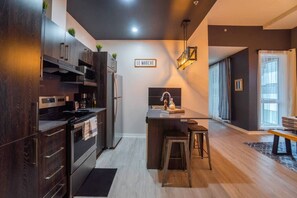 Fridge, microwave, oven, dishwasher - Buchanan *401* - Midtown Condo Luxe + gym (Montreal)