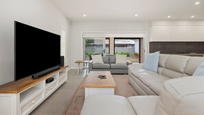 TV - Beautiful spacious pet friendly home just steps to the ocean (Nelson Bay)