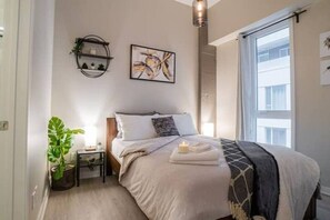 Iron/ironing board, WiFi - Buchanan *304* - Midtown Luxe Condo + gym (Montreal)