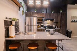 Fridge, microwave, oven, coffee/tea maker - Buchanan *304* - Midtown Luxe Condo + gym (Montreal)