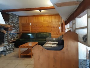 Televisión y chimenea