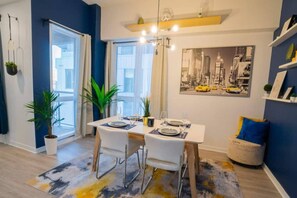 Dining - Buchanan *301* - Midtown Condo Luxe + Gym (Montreal)