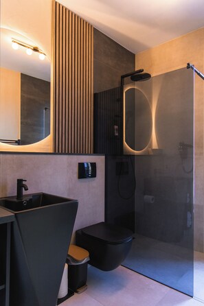 Kabin Deluks | Kamar mandi | Perlengkapan mandi gratis, pengering rambut, handuk, dan sabun