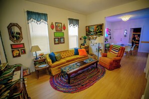 Smart TV, video games, books, stereo - Retro Themed 4 bed home with AC in vibrant walkable area near Downtown Cleveland (Cleveland)