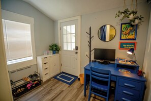 Interior - Retro Themed 4 bed home with AC in vibrant walkable area near Downtown Cleveland (Cleveland)