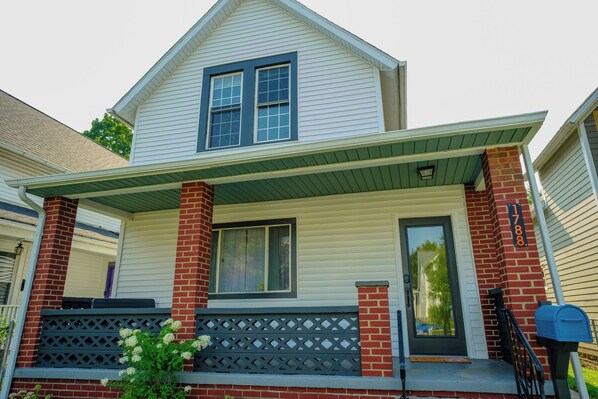 Exterior - Retro Themed 4 bed home with AC in vibrant walkable area near Downtown Cleveland (Cleveland)