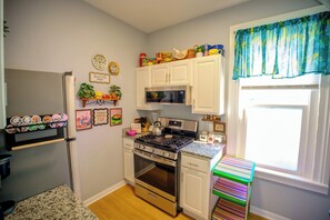 Kjøleskap, mikrobølgeovn, ovn og kokeplater