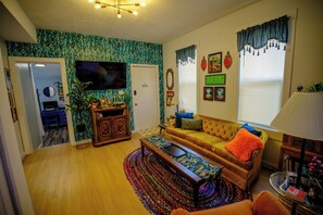 Smart TV, video games, books, stereo - Retro Themed 4 bed home with AC in vibrant walkable area near Downtown Cleveland (Cleveland)