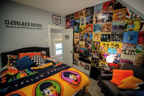 Desk, iron/ironing board, travel crib, free WiFi - Retro Themed 4 bed home with AC in vibrant walkable area near Downtown Cleveland (Cleveland)