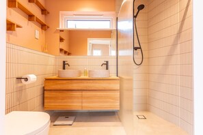 Shower, hair dryer, towels, soap - The Deck House | St Monans (St Monans)