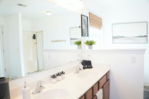 Dusche, Whirlpool, Haartrockner, Handtücher