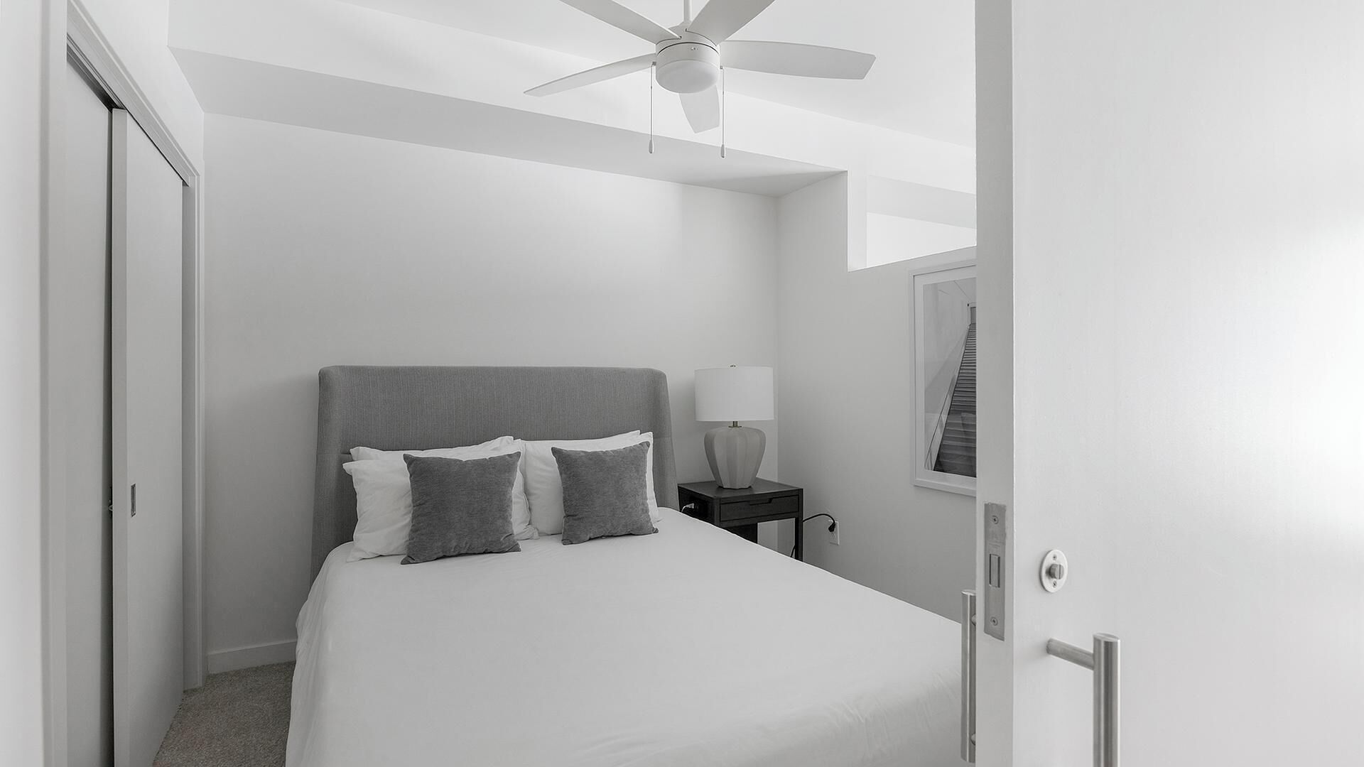 Työpöytä, silitysrauta/-lauta, Wi-Fi, vuodevaatteet