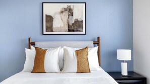 Escritorio, tabla de planchar con plancha, wifi y ropa de cama 