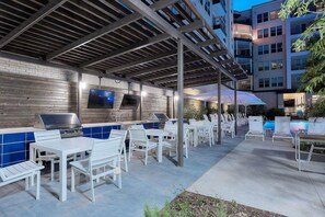 Outdoor dining - Landing | Beautiful 2BD, Clubhouse (Arlington)