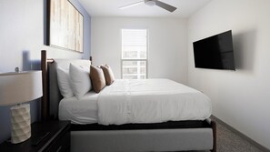 Escritorio, tabla de planchar con plancha, wifi y ropa de cama 