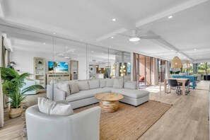 TV - Luxury Beachfront Apartment (Siesta Key)