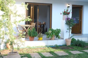 Outdoor dining - Apartment “Villa Philia – Garden and Fireplace” with Wi-Fi and Air Conditioning (Litochoro)