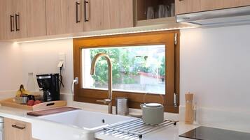 Frigorifero, forno, piano cottura, lavastoviglie