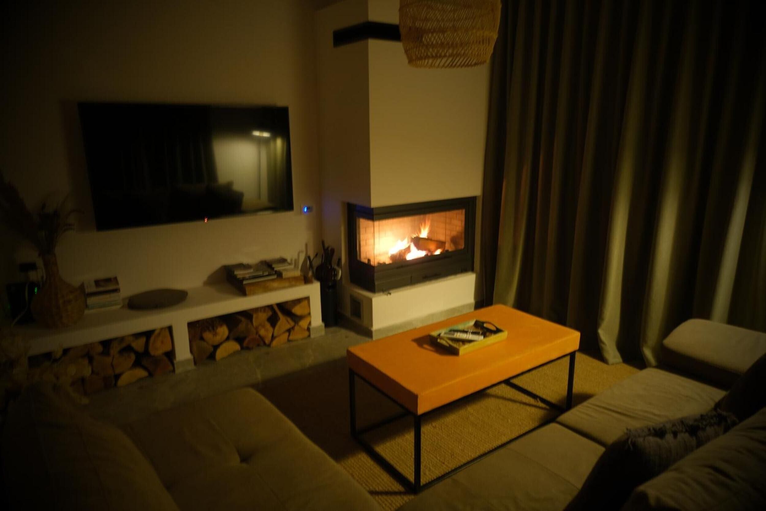 Televisión y chimenea 