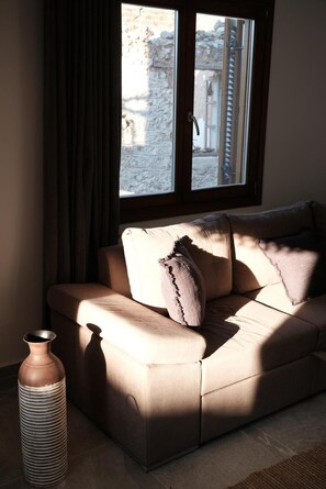 Living area - Apartment “Villa Philia – Garden and Fireplace” with Wi-Fi and Air Conditioning (Litochoro)