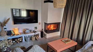 Een televisie en een open haard