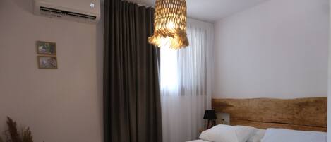 Iron/ironing board, WiFi, bed sheets, wheelchair access